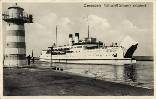 Ak Rostock Warnemünde, Fährschiff Schwerin läuft ein, Leuchtturm