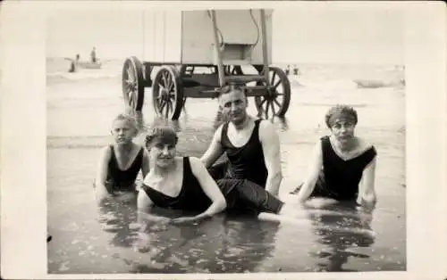 Foto Ak Zandvoort Nordholland Niederlande, Personen in Badeanzügen, Badewagen