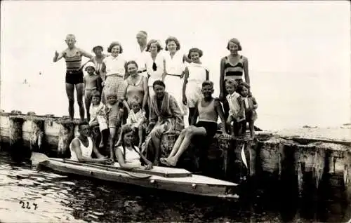 Foto Ak Ostseebad Lubmin in Pommern, Personen in Badeanzügen, Kajak