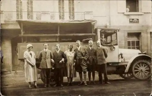 Foto Ak Männer und Frauen vor einem LKW