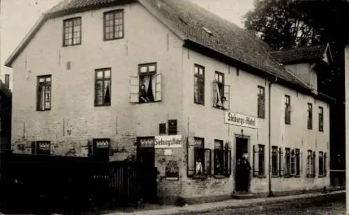 Foto Ak Deutschland, Bremen ?, Siegburg's Hotel, Emailleschild Görricke Fahrräder