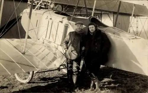 Foto Ak Zwei Männer vor einem Flugzeug, Doppeldecker