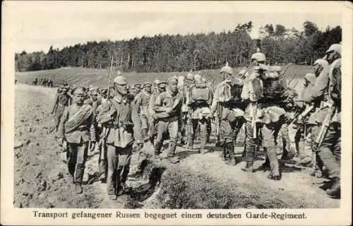 Ak Transport gefangener Russen begenet einem deutschen Garde-Regiment