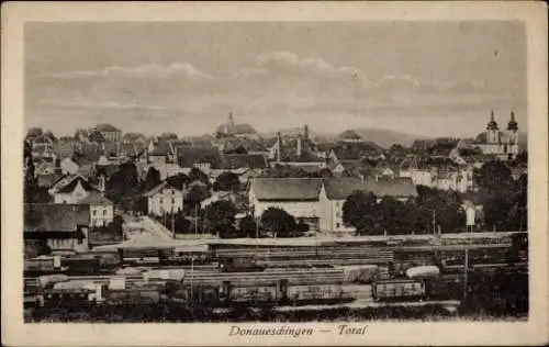 Ak Donaueschingen im Schwarzwald, Totalansicht, Bahnhof, Gleisseite