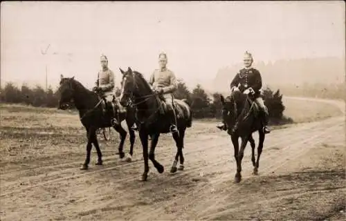 Foto Ak Deutsche Soldaten in Uniformen auf Pferden