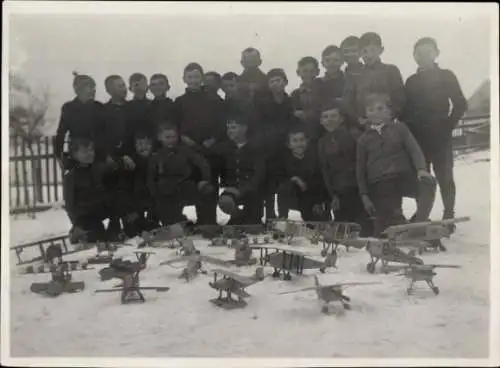 Foto Jungen mit Modellflugzeugen im Schnee, 1931