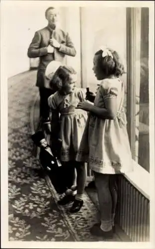 Ak Prinz Bernhard, Beatrix und Irene der Niederlande, Soestdijk 1947, Puppe in Tracht