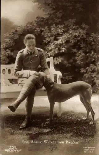 Ak August Wilhelm Prinz von Preußen, Portrait in Uniform, Windhund