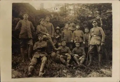 Foto Ak Deutsche Soldaten in Uniformen im Feld