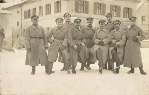 Foto Ak Deutsche Soldaten in Uniformen, Gruppenaufnahme im Winter