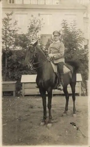 Foto Ak Deutscher Soldat in Uniform, Pferd, I WK
