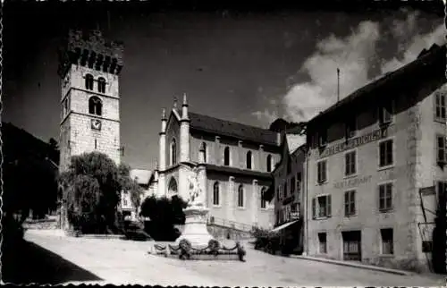 Ak Saint Jeoire Haute Savoie, La Place et la vieille tour du XII siecle