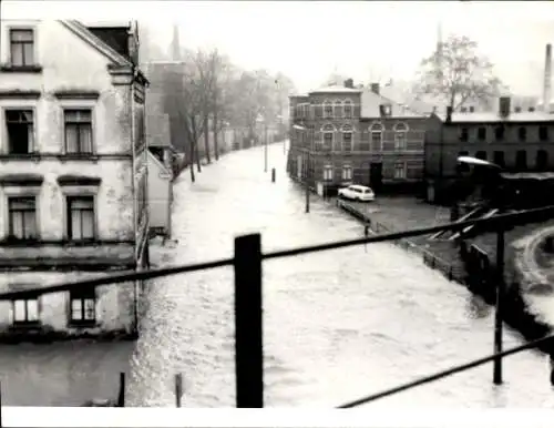 Foto Ak Klingenthal im Vogtland Sachsen, Hochwasser, Wohnhäuser, Gartenstraße