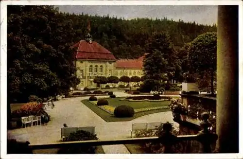 Ak Bad Elster im Vogtland, Neues Badehaus und Platz vor dem Kurhaus