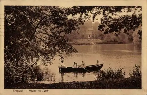 Ak Berlin Treptow, Treptower Park, Personen im Ruderboot