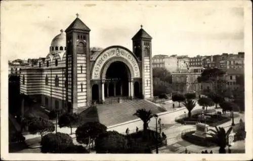 Ak Oran Algerien, Die Kathedrale mit der Statue von Jean d'Arc