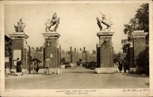 Ak Richmond upon Thames London England, Hampton Court Palace, Trophy Gates