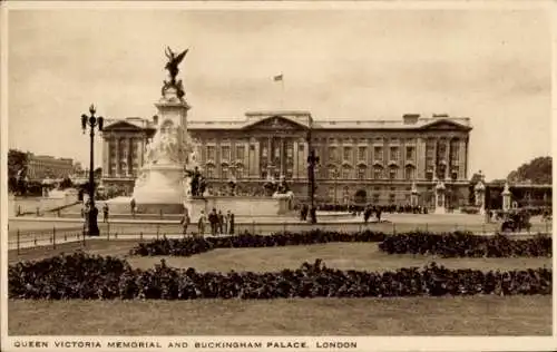 Ak City of Westminster, London, England, Buckingham Palace, Königin Victoria Denkmal