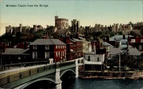 Ak Windsor Berkshire England, Windsor Castle von der Brücke