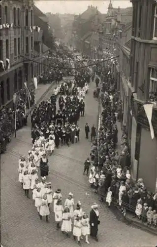 Foto Ak Zwickau in Sachsen, Festzug 1918, geschmückte Straße