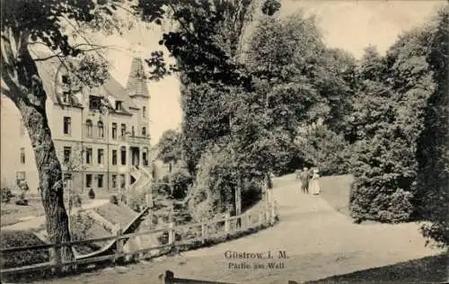 Ak Güstrow in Mecklenburg, Am Wall, Spaziergänger