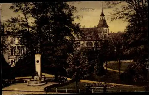 Ak Güstrow, John Brinkmann Brunnen mit Anlagen