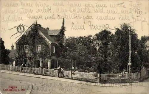 Ak Dresden Ost Laubegast, Straßenpartie mit Blick zur Weinstube Engau, Mann am Zaun