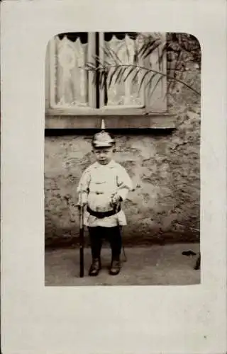 Foto Ak Junge in Uniform, Soldat, Pickelhaube, I. WK