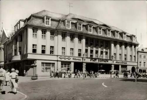 Ak Güstrow im Kreis Rostock, HO Hotel Stadt Güstrow, Straßenpartie