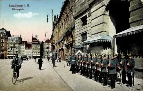 Ak Straßburg Elsass Bas Rhin, Kleberplatz, Soldaten in Uniformen, Radfahrer