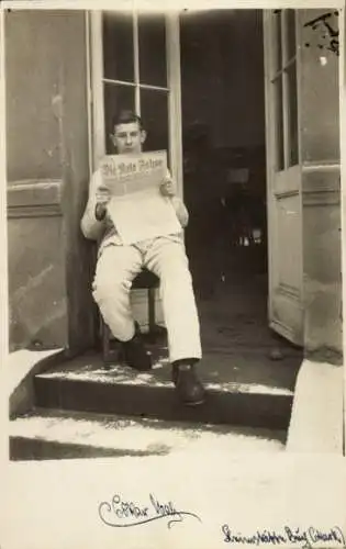 Foto Ak Brück in der Mark?, Heimstätte, Junger Mann mit Zeitung, Die Rote Fahne, 1919