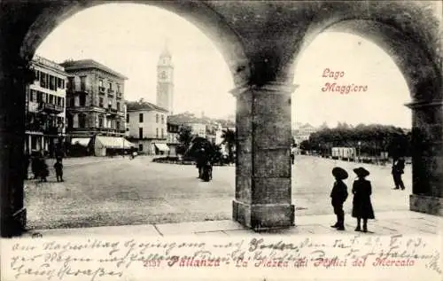 Ak Pallanza Lago Maggiore Piemonte, Piazza dai Portici del Mercato