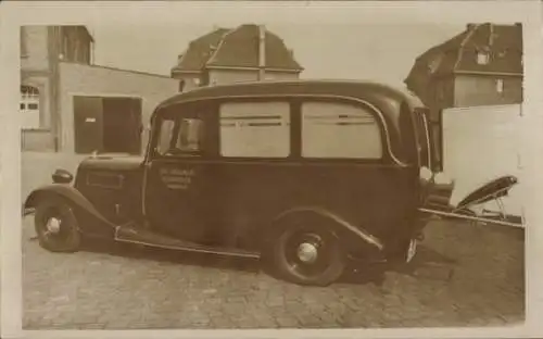 Foto Ak Automobil, Krankenwagen, Heckklappe mit Bahre