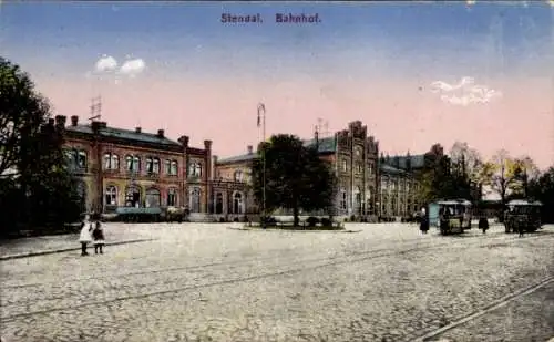 Ak Stendal in der Altmark, Bahnhof, Vorplatz, Straßenbahnen