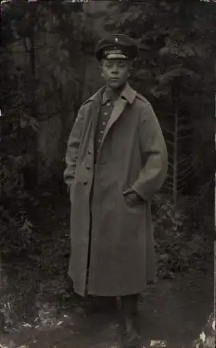 Foto Ak Junger deutscher Soldat in Uniform, Standportrait, Mantel