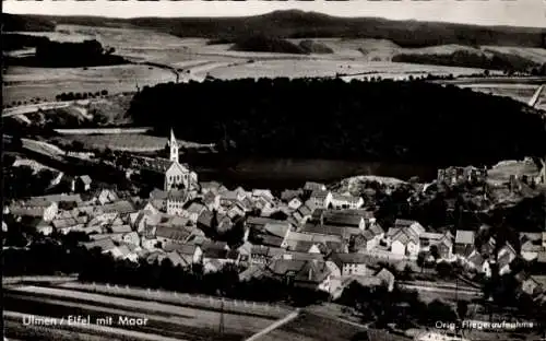 Ak Ulmen in der Eifel, Gesamtansicht mit Maar