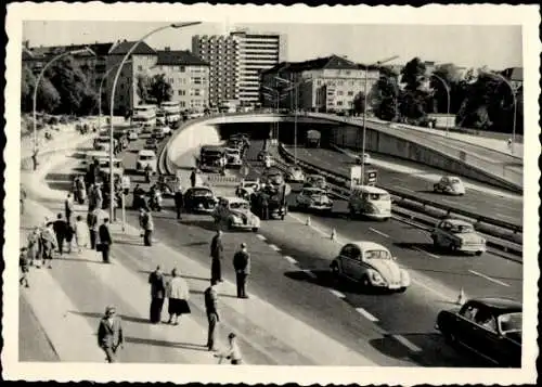 Ak Berlin Wilmersdorf Grunewald Halensee, Schnellstraße am Bahnhof Halensee, Autos