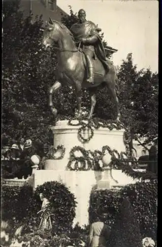 Foto Ak München, Reiterdenkmal, Blumenkränze