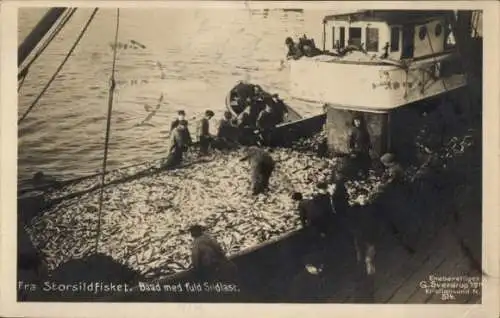 Ak Kristiansand Norwegen, Heringsfischerei, Boot mit voller Ladung