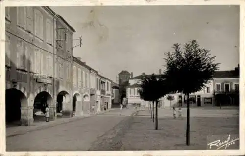 Ak Trie sur Baïse Hautes-Pyrénées, Les Auvents, le Tour des Carmes, Place