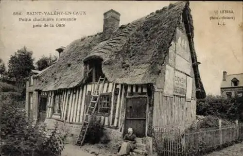 Ak Saint Valery en Caux Seine Maritime, Petite chaumiere normande pres de la Gare