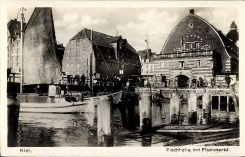 Ak Kiel in Schleswig Holstein, Fischhalle mit Fischmarkt