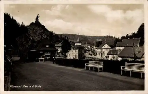 Ak Rübeland Oberharz am Brocken, Straße, Sitzbänke, Häuser, Statue auf Berg