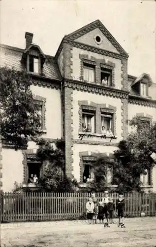 Foto Ak Crossen an der Mulde Zwickau Sachsen, Wohnhaus, Anwohner an den Fenstern, Kinder