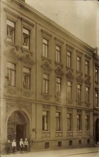 Foto Ak Zwickau in Sachsen, Wohnhaus, Anwohner an den Fenstern, Jungen vor der Haustür