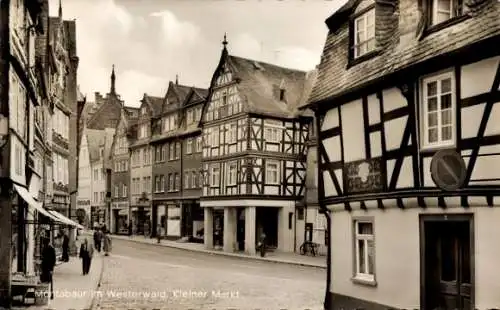 Ak Montabaur im Westerwald, Kleiner Markt, Fachwerkhäuser