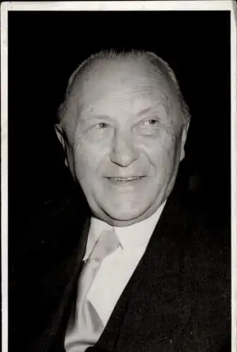 Ak Politiker Konrad Adenauer, Bundeskanzler, Portrait