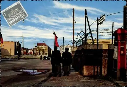 Ak Berlin Mitte, Checkpoint Charlie von der westlichen Sektorengrenze aus aufgenommen, Vopos