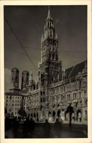 Foto Ak München, Rathaus, Türme der Frauenkirche