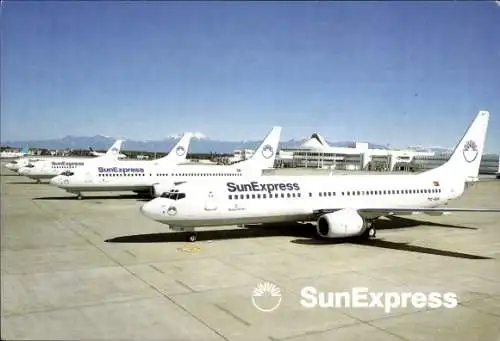 Ak Türkische Passagierflugzeuge Sun Express, auf einem Flughafen